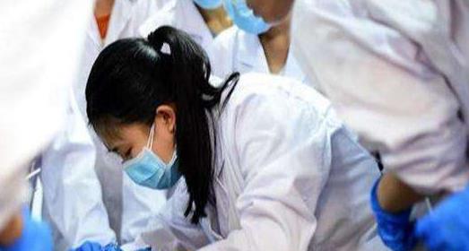 医学生|大一女医学生充分展现“初生牛犊不怕虎”，男同学们都避之不及