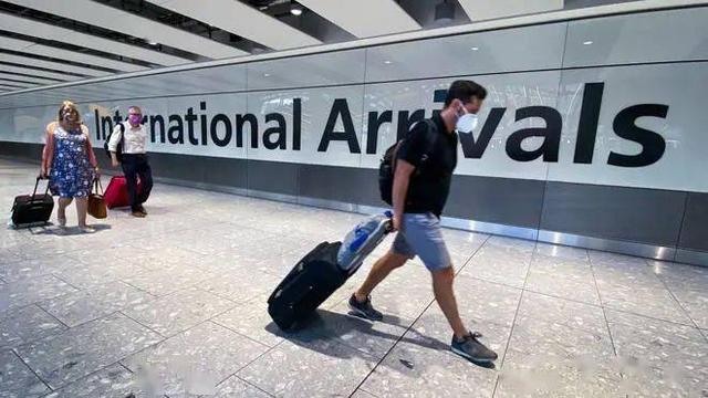 小朱聊育儿|必须接回中方留学生!英国50多所大学包机来华:背后是近百亿利润