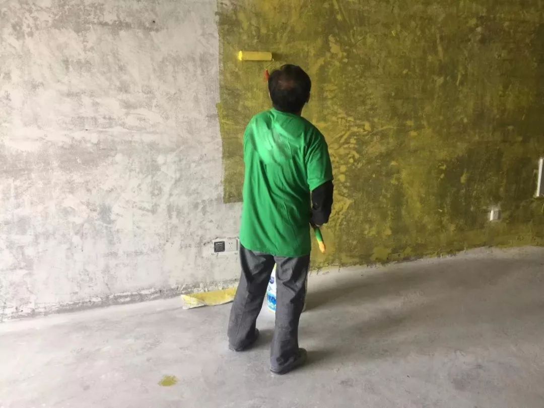 刚入住墙面就粉化掉皮，原来装修工人在这些地方偷懒了
