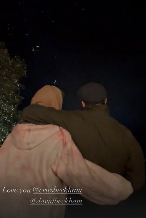 哈珀·贝克汉姆|贝克汉姆和家人庆篝火节，背着10岁女儿小七看烟花，掀起回忆杀