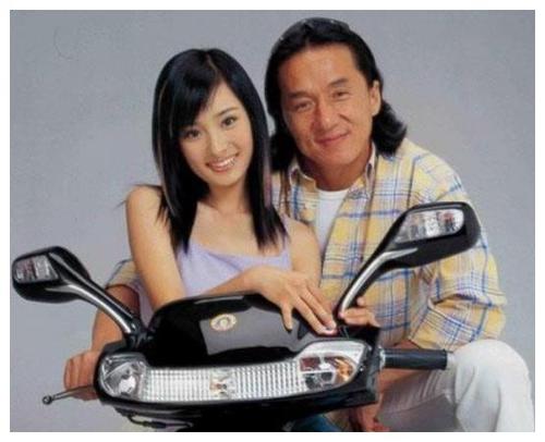 成龙|她17岁与成龙拍广告,现在成为一线明星,成龙说她不简单