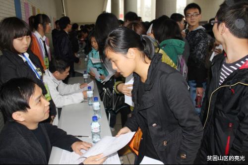 穿衣搭配|为什么国企更愿意采取劳务外包的用工形式？