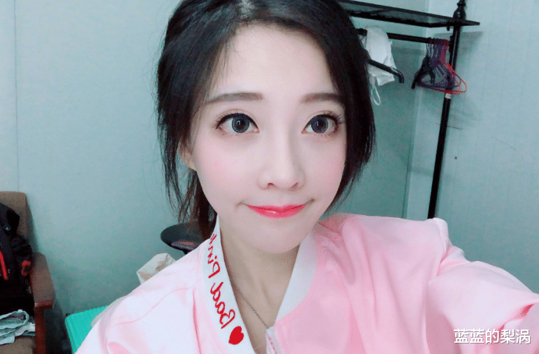 冯提莫|节日的仪式感，冯提莫变装视频超百万人观看，身材是亮点火辣性感