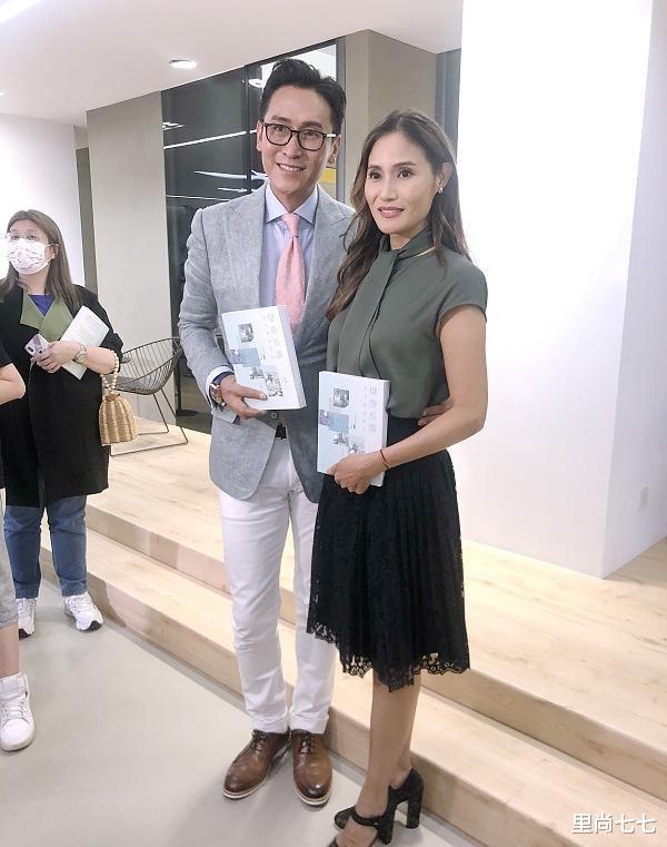 马德钟|马德钟罕见携妻亮相,长期吃素眼窝深陷似整容,妻子暴瘦变眯眯眼