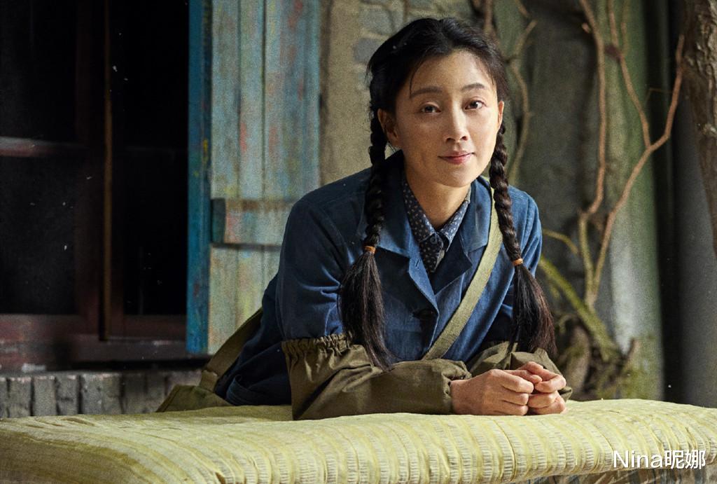 西装|42岁殷桃回娘家，穿西装扎高马尾似学生，路边公园拍摄老大爷看入迷