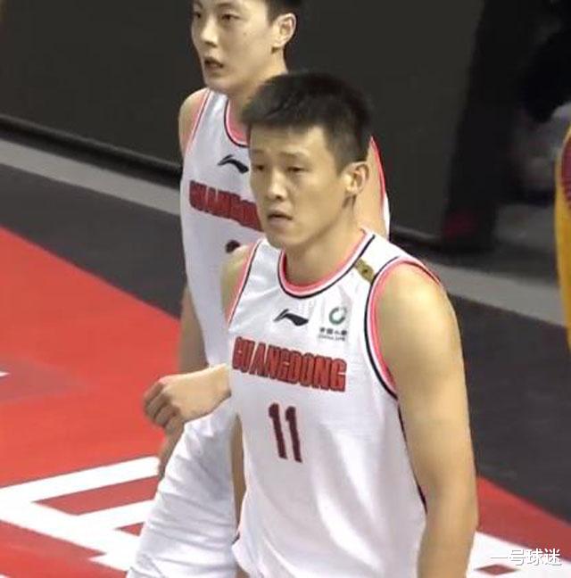 山西男篮|杜锋怒斥周鹏等人！山西队2节轰55分，菲尔德爆发，易建联轰11+9