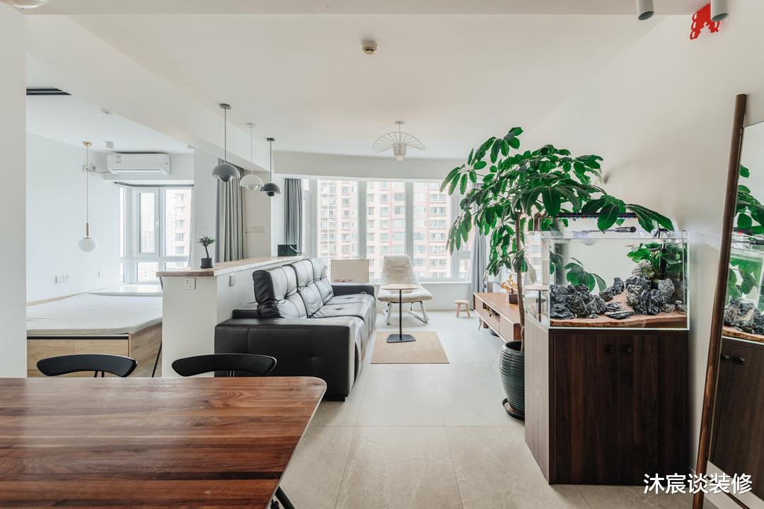 年轻人真会玩，用窗帘隔出一间卧室，吧台当沙发背景，生活太幸福