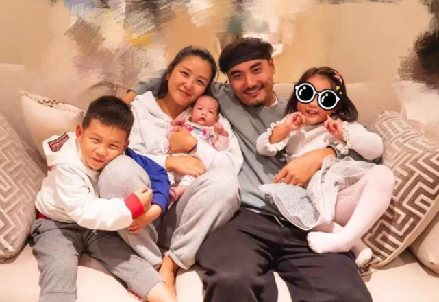 何洁|何洁零下8℃穿超短裙，商场卖唱太落魄，身材暴肥动作辣眼睛