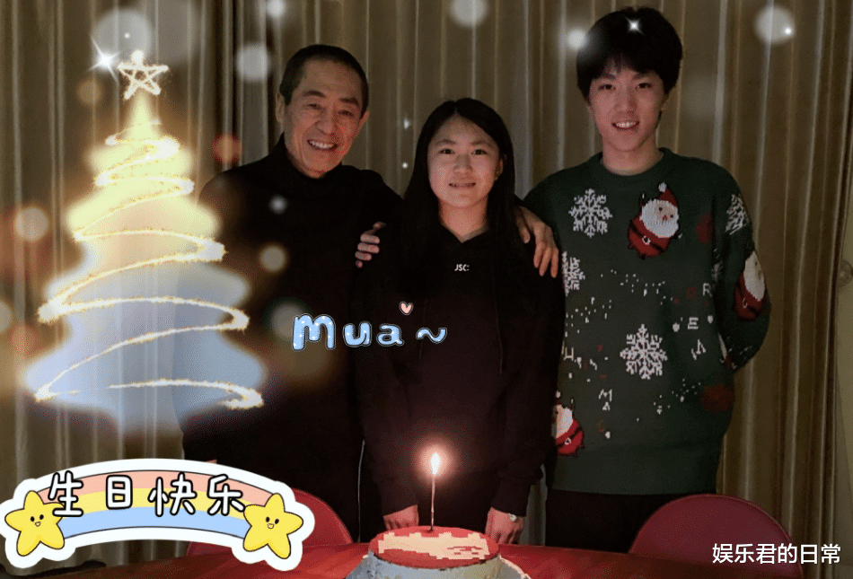 李栋旭|71岁张艺谋为女儿庆生，手搭肩膀亲密似爷孙，娇妻陈婷素颜状态好