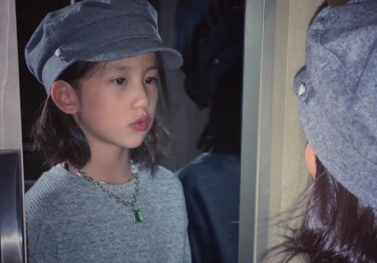 黄忆慈|孙莉晒二女儿照片，长相甜美，不输姐姐黄多多！