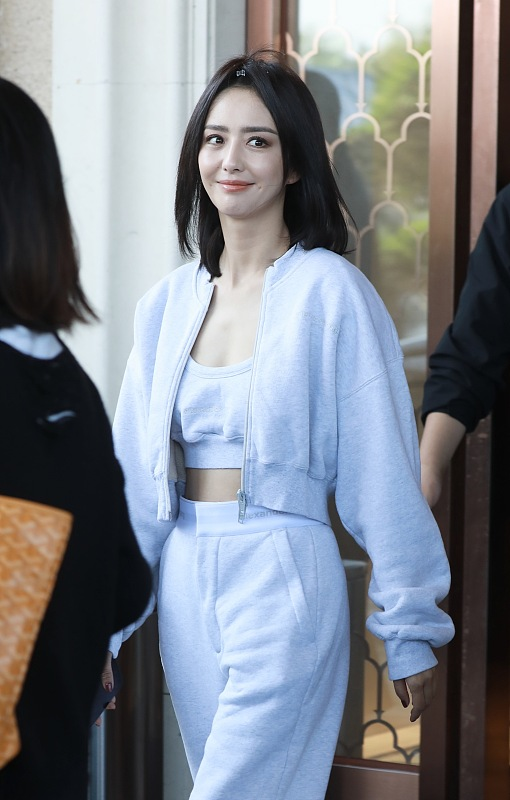 穿衣搭配|佟丽娅真的好瘦，明明穿的是运动风服装，也没有撑起来