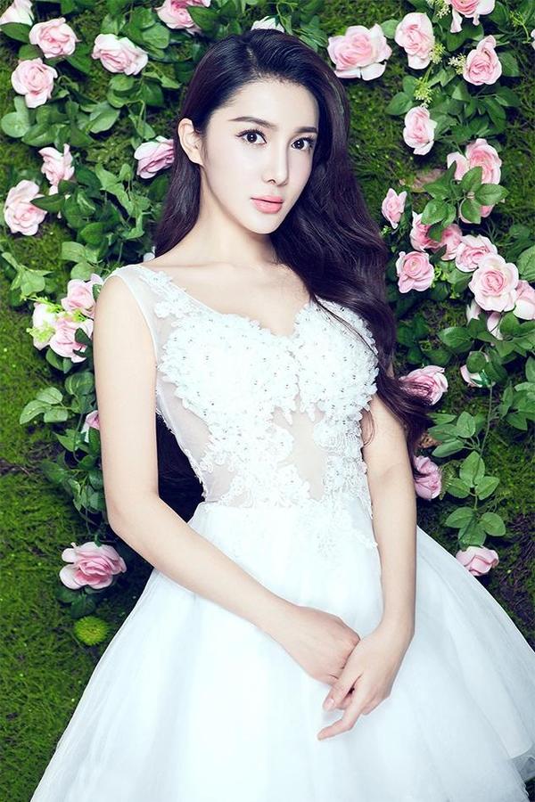 大S|她因神似baby上《奔跑吧》走红，却“衣不蔽体”被警方发现，死于酒店！