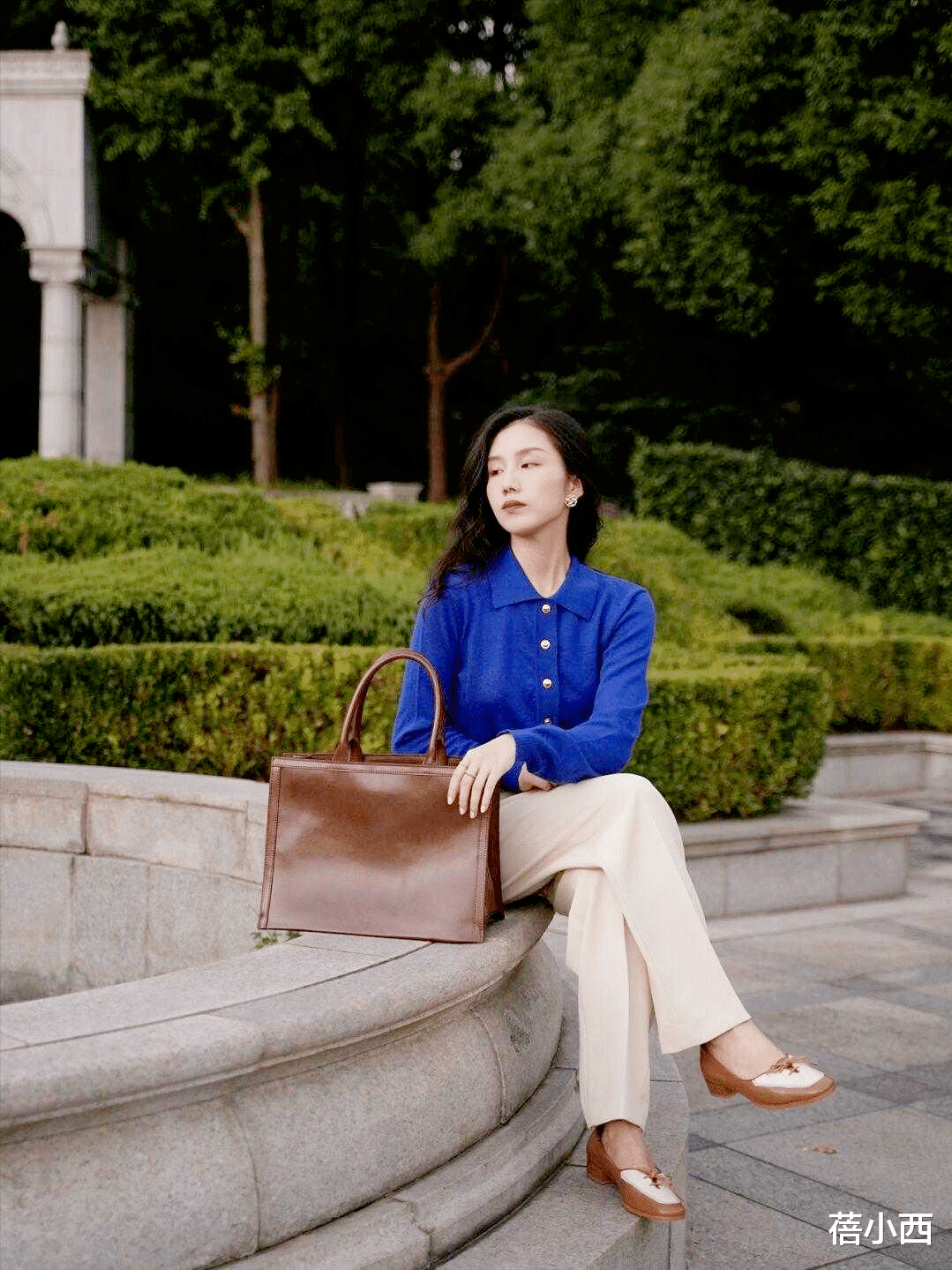 蓓小西 阔腿裤早就out了，今年流行“锥形裤”，搭配针织衫、西装真时髦