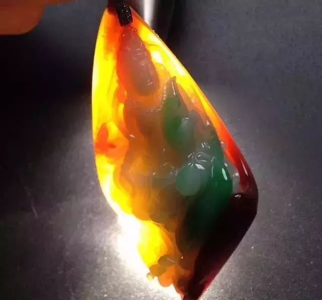 翡翠|这块翡翠原石，拿帝王绿翡翠原石来也不换！货主是傻了吗？