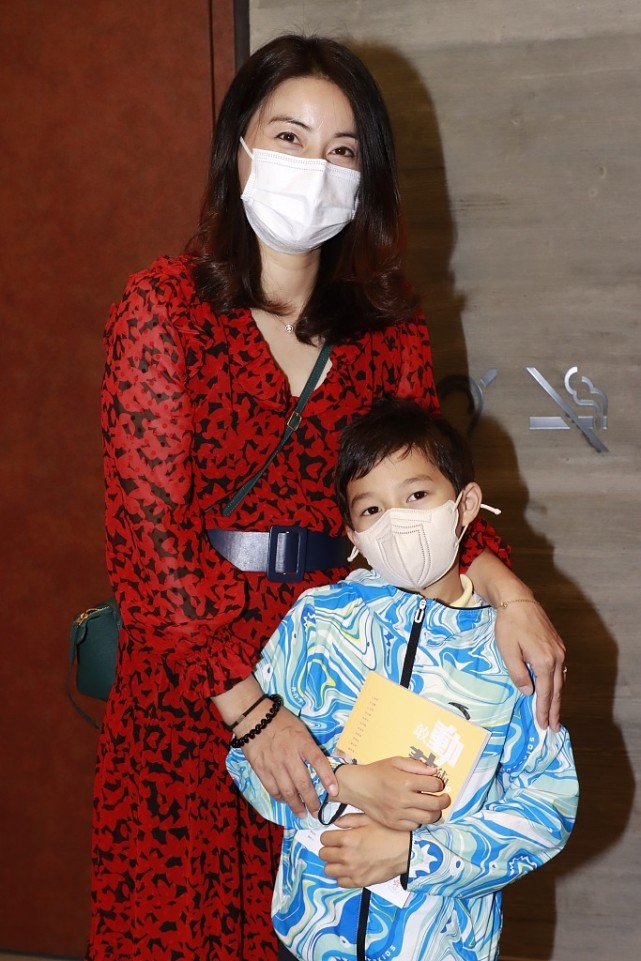 霍启刚|霍启刚三代同堂出席活动,郭晶晶紧挽老公超甜蜜,和婆婆关系很好