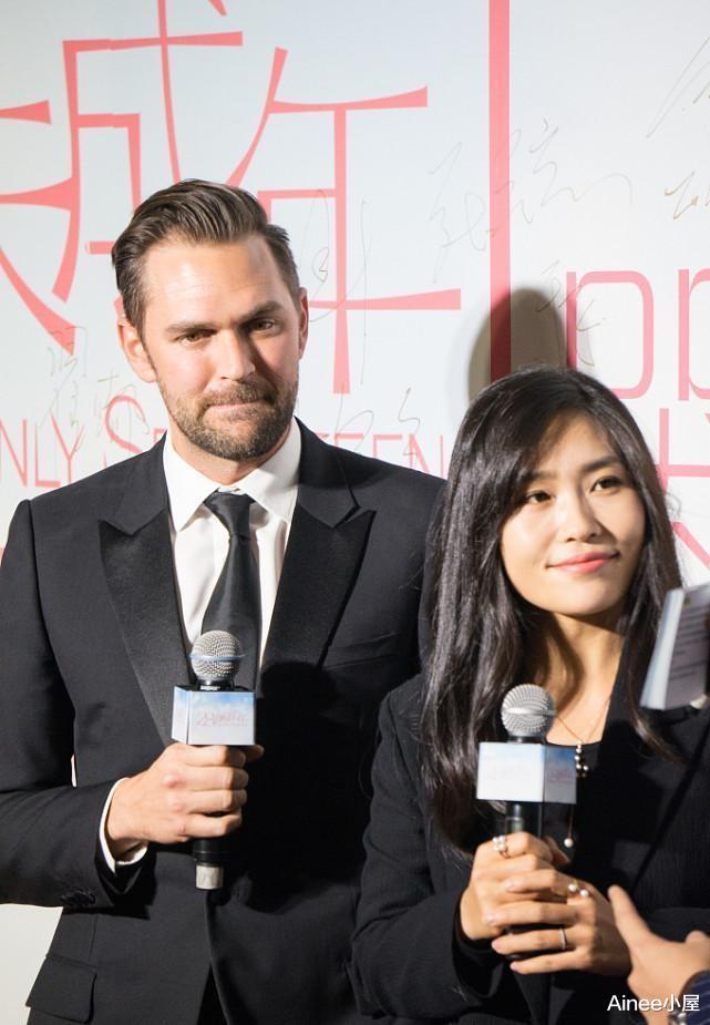 张艺谋|张艺谋女儿和外籍老公同框,穿西装干练简约,身材挺娇小的