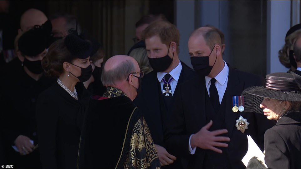 爺爺葬禮之後威廉和哈裡走在一起，哈裡王子的微動作暴露他的緊張-圖2