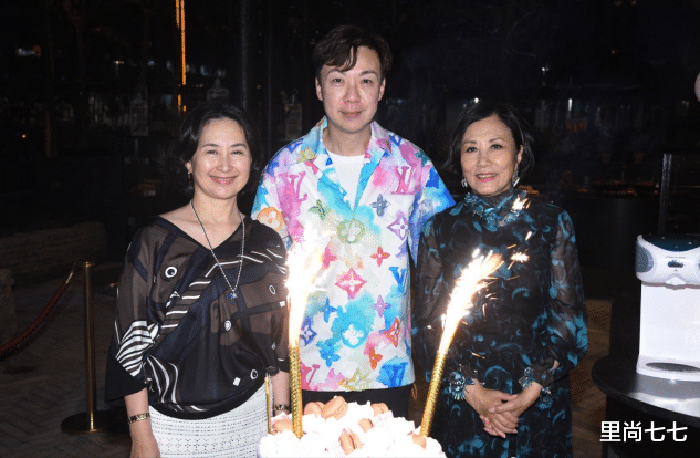 里尚七七 何超琼参加富婆宴会,土味花外套穿出高级感,同框小鲜肉笑容满脸