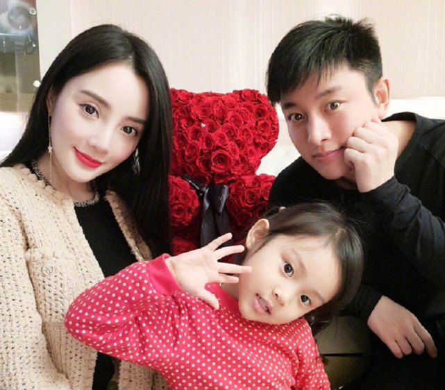 李小璐|李小璐好妈妈人设崩塌，与小鲜肉深夜约会，男方故意露脸曝光颜值