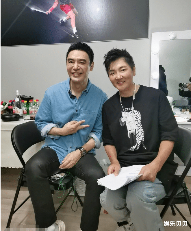 孙楠|52岁孙楠减肥成功!西服配围巾献唱元宵晚会瘦脱相,气质都变了