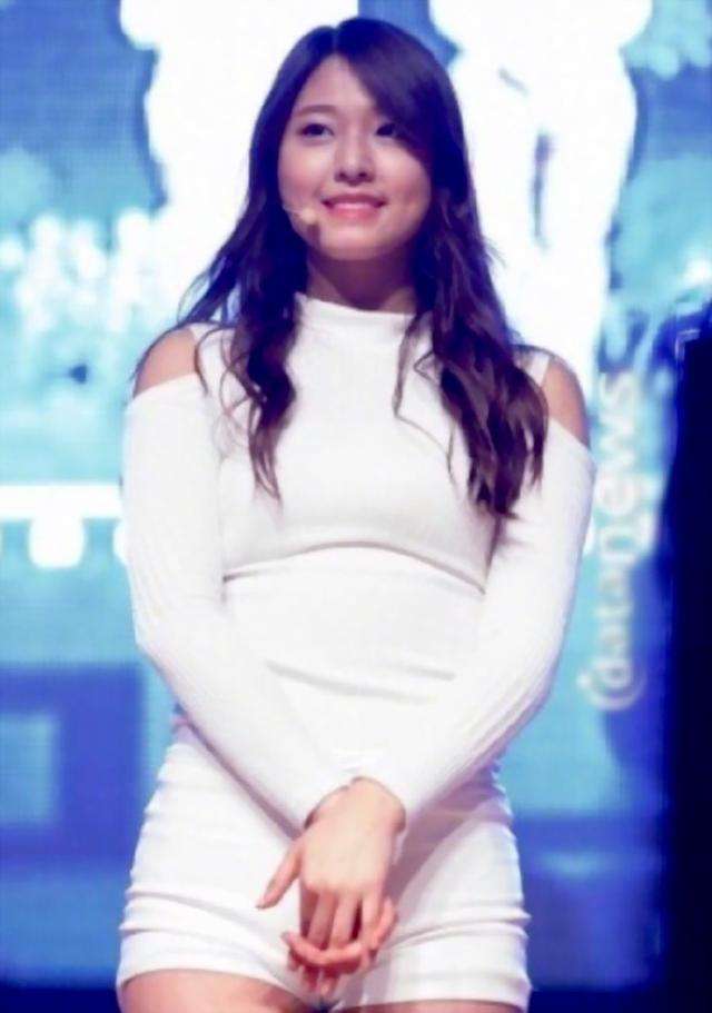 雪炫晒童年照自证是天然美女 减肥逆袭成传说 粉丝希望其跨界演戏