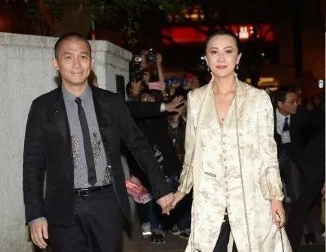 清浅微笑的我|刘嘉玲终于穿对了一次！一袭白色中式丝绸套装出席活动