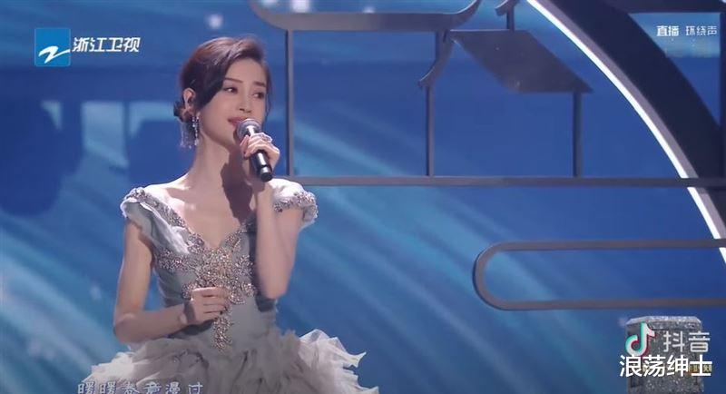 跨年|baby超低V领跨年开金口被赞女神！网友：没戴婚戒