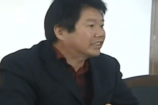 老父亲年轻时帮别人养孩子,如今自己老了,找亲生儿子赡养被拒!