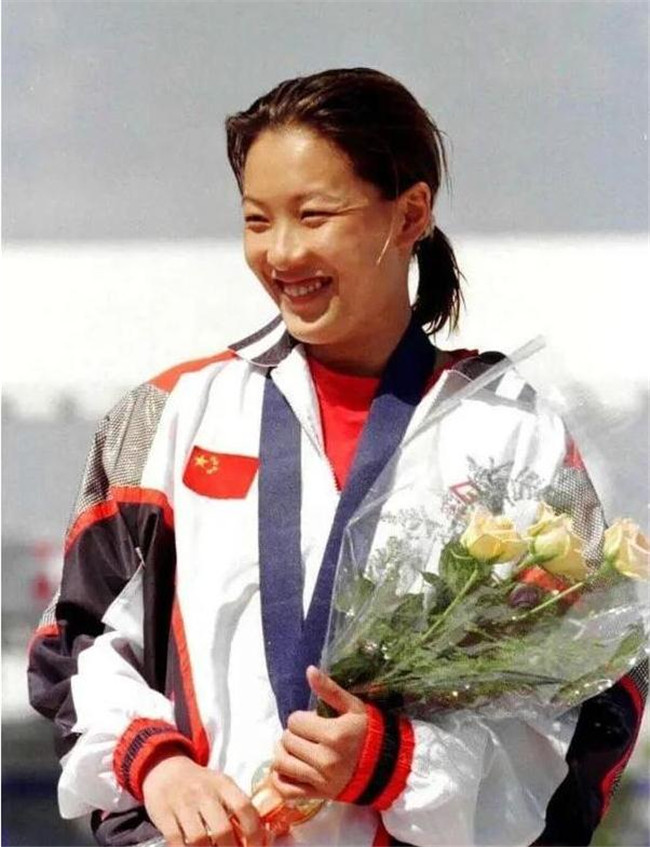 伏明霞|42岁伏明霞近况，为嫁老头不惜与父母断绝关系，今为丈夫拼4胎