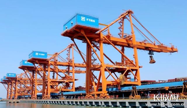 长城网 就地过年 暖在身边｜门机司机关鹏：坚守岗位，干劲儿和信心都很足