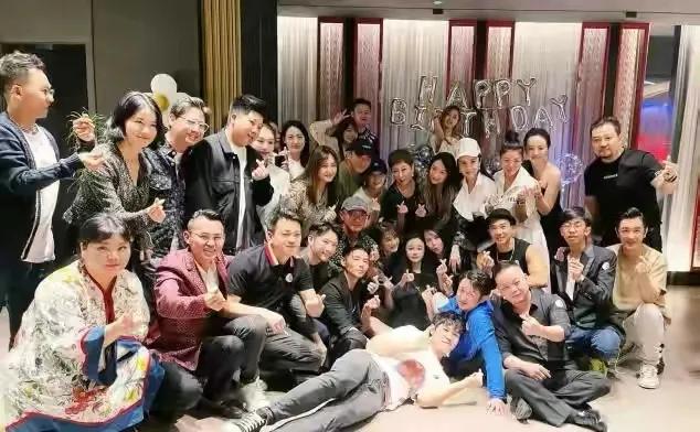 加菲猫说时尚 邹市明为老婆举办世纪生日趴！当众热吻撒狗粮，明星多到数不过来