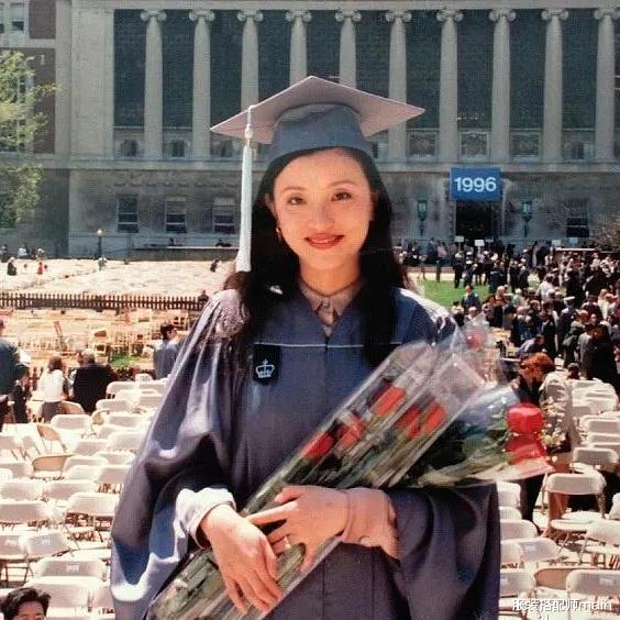 服装搭配师main|当红时辞职央视赴美留学，三次助阵北京申奥，53岁仍是主持一姐