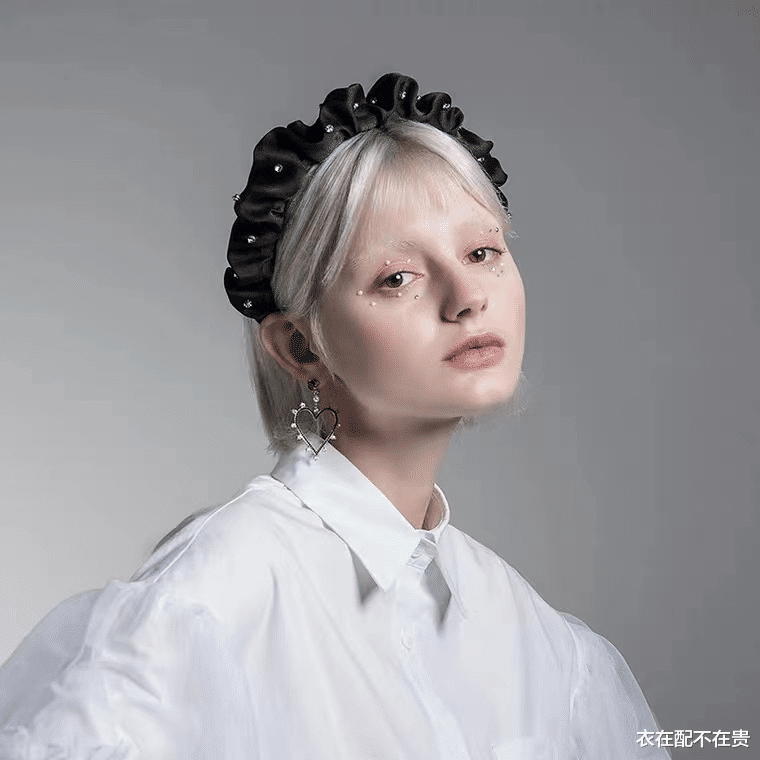 衣在配不在贵|宋祖儿为了美真拼，西装配粉色“秋裤”好个性，常人穿不出这种范