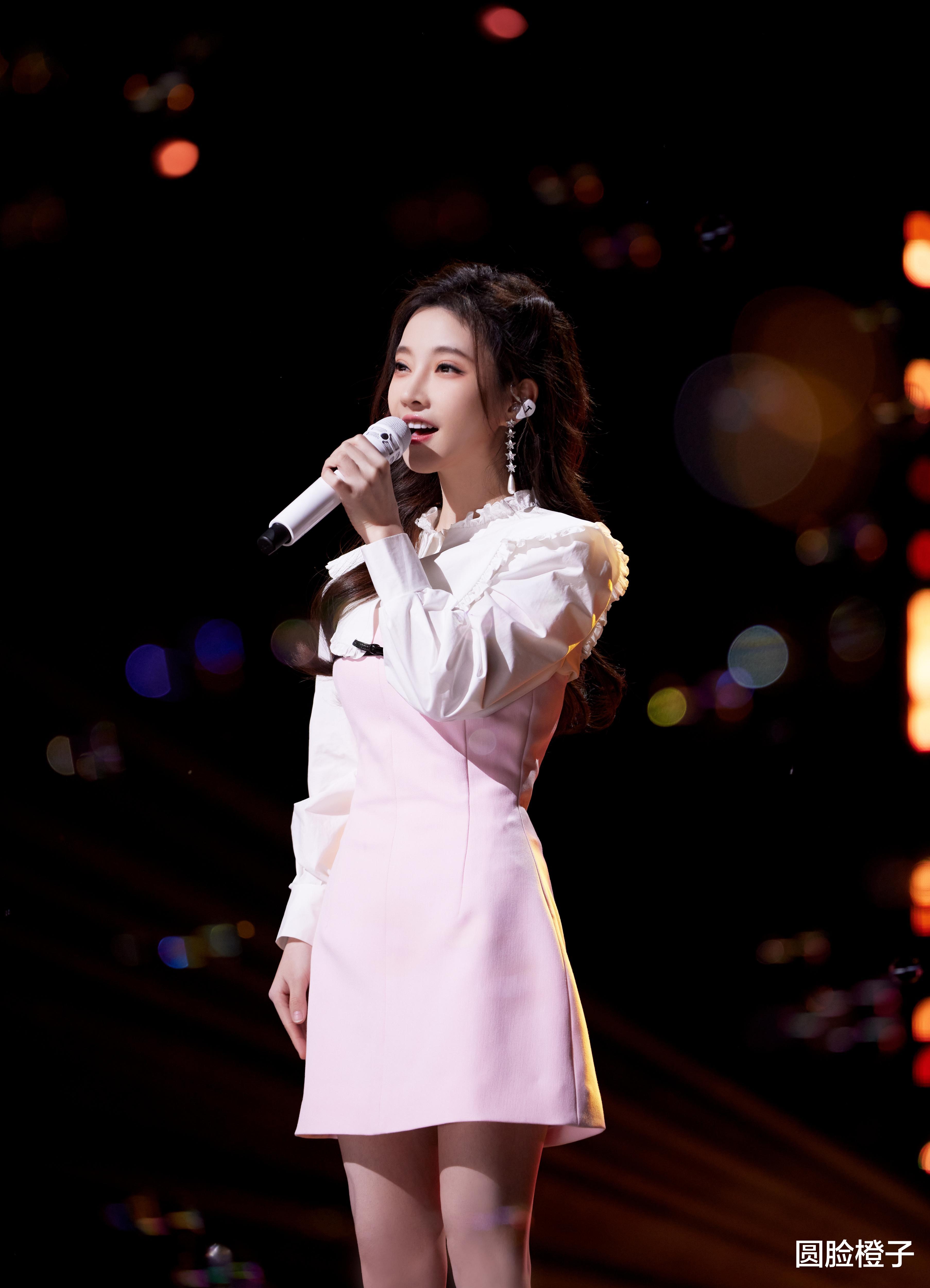 女孩|冯提莫献唱“最美的夜”,一袭粉色礼服甜美亮相,人美歌甜好耀眼