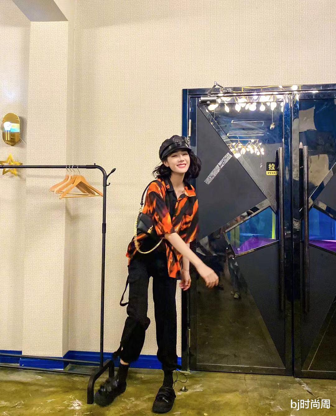 bj时尚周|迪丽热巴也太瘦了吧,这一身花衬衫穿得有点hold不住