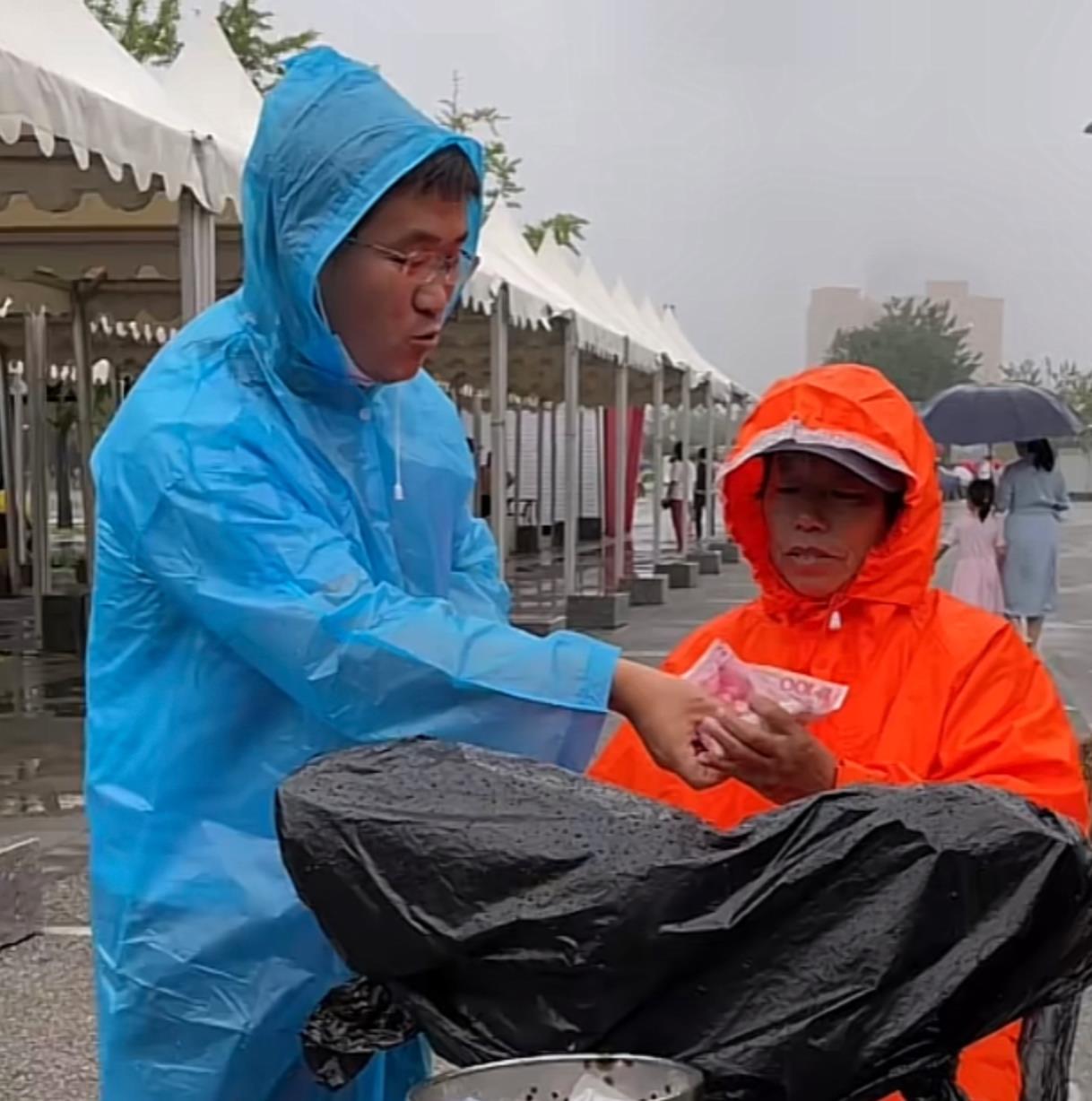 长脖子爸比说|满满正能量！《失孤》原型家人团聚，网友感谢刘德华和山东拉面哥