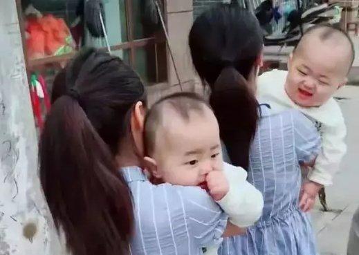 叁炮体坛 头胎双胞胎女儿,二胎双胞胎儿子!姐姐抱弟弟逛街,路人羡慕不已