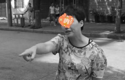 奶豆说育儿|嚣张至极！女子违停被贴罚单，破口大骂交警是“苍蝇”