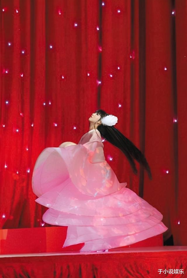 小彩旗|春晚一夜爆红，杨丽萍视她如己出，一手好牌的小彩旗为何打得稀烂