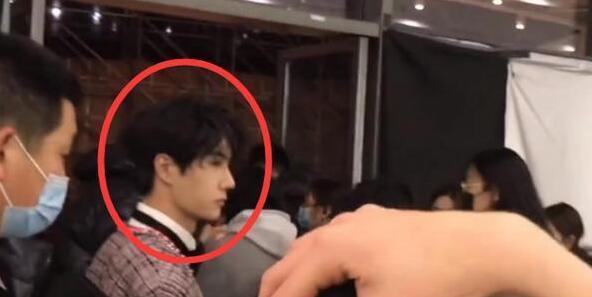 王一博|王一博作为当红男明星，和女明星杨幂关系好吗？