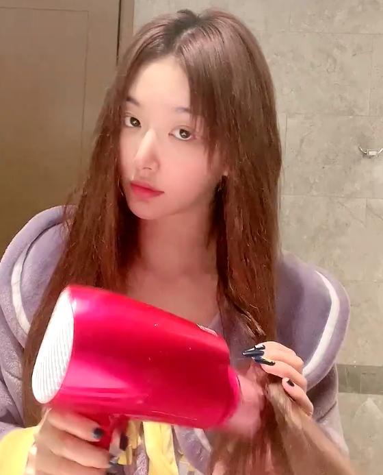 孔雪儿|孔雪儿走进浴室，被镜子反映出“真实颜值”，网友：被惊到了