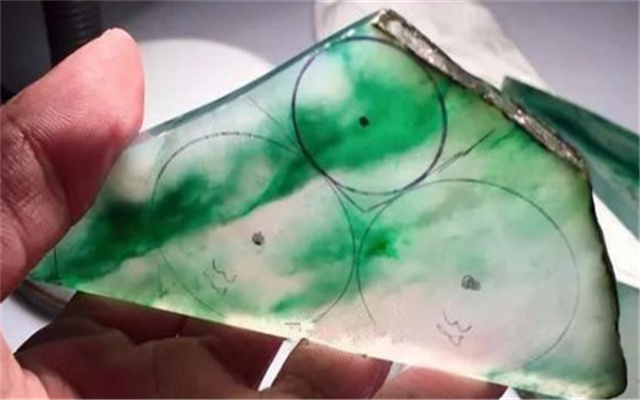 翡翠|翡翠加工的详细步骤，翡翠制作成饰品讲究有多复杂？