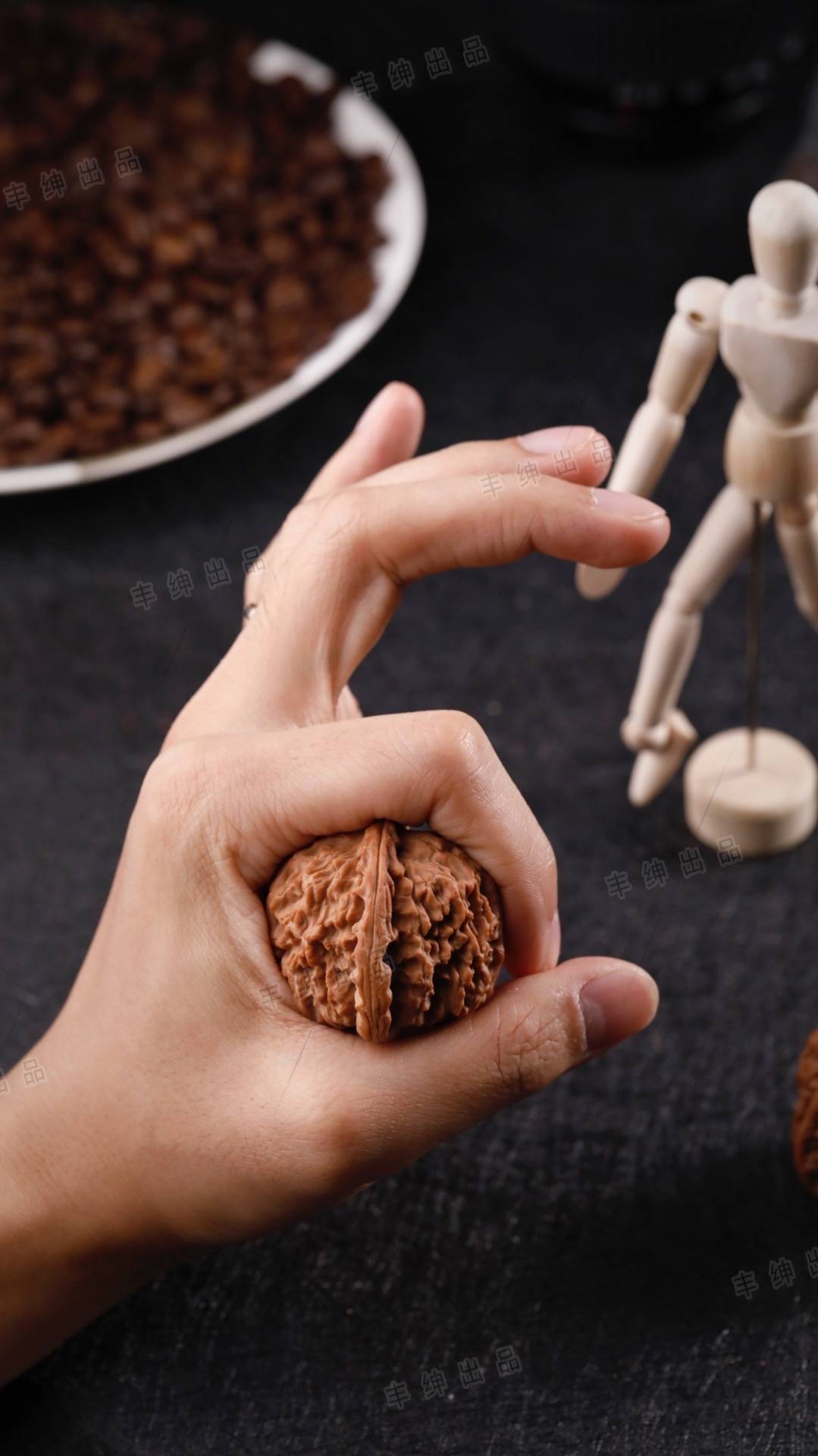 小叶紫檀|大了容易掉 小了不得盘 文玩核桃如何挑选适合自己的尺寸