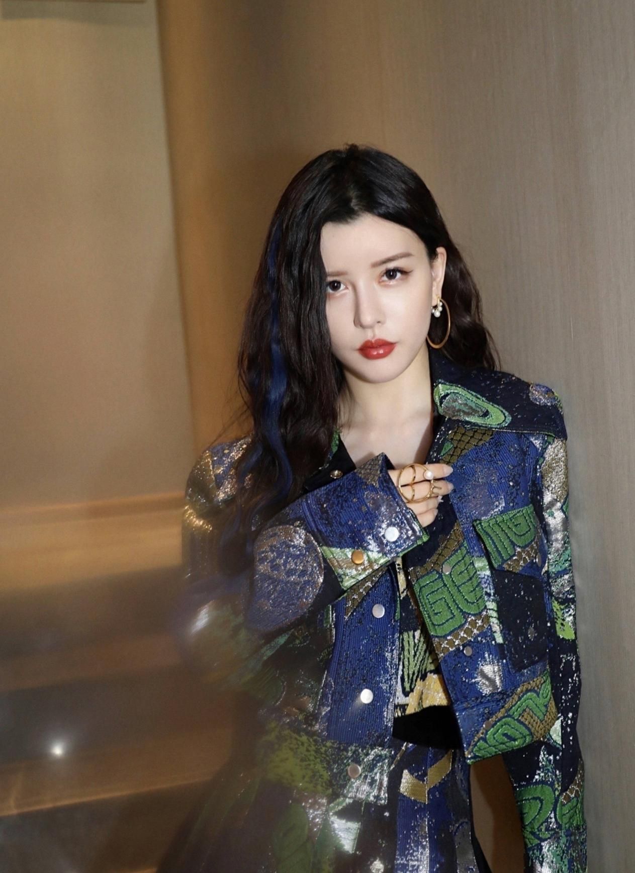 |By2姐姐孙涵气质佳，随便穿也很美，虽被妹妹拖累缺依旧低调努力