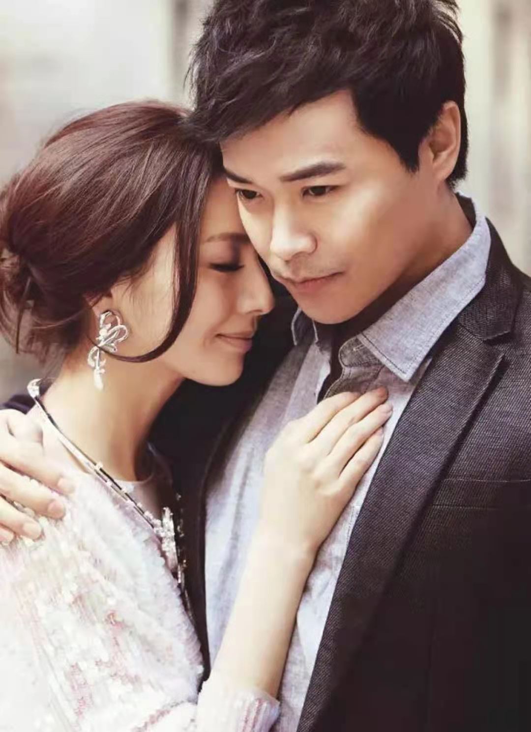 佟丽娅|最牛夫妻？佟丽娅戴60万首饰亮相春晚，老公电影首日票房破十亿