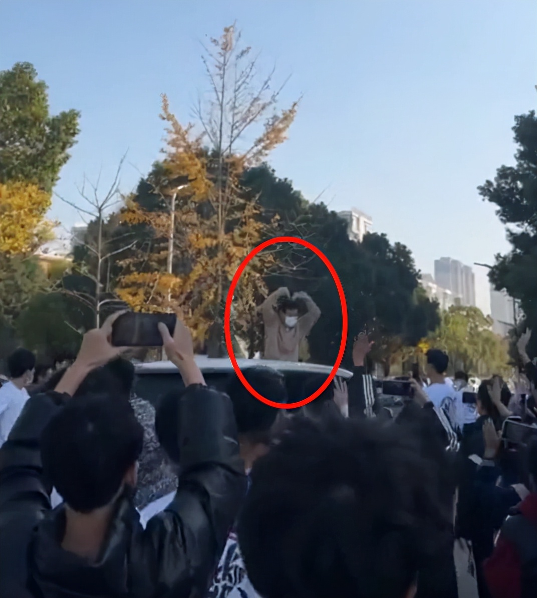 成龙|?67岁成龙从车顶钻出引围观！动作利落大力挥手，路边粉丝尖叫连连