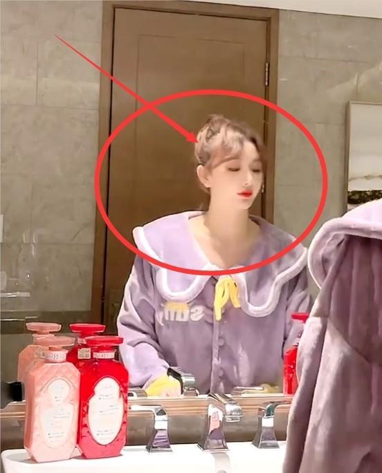 孔雪儿|孔雪儿走进浴室，被镜子反映出“真实颜值”，网友：被惊到了