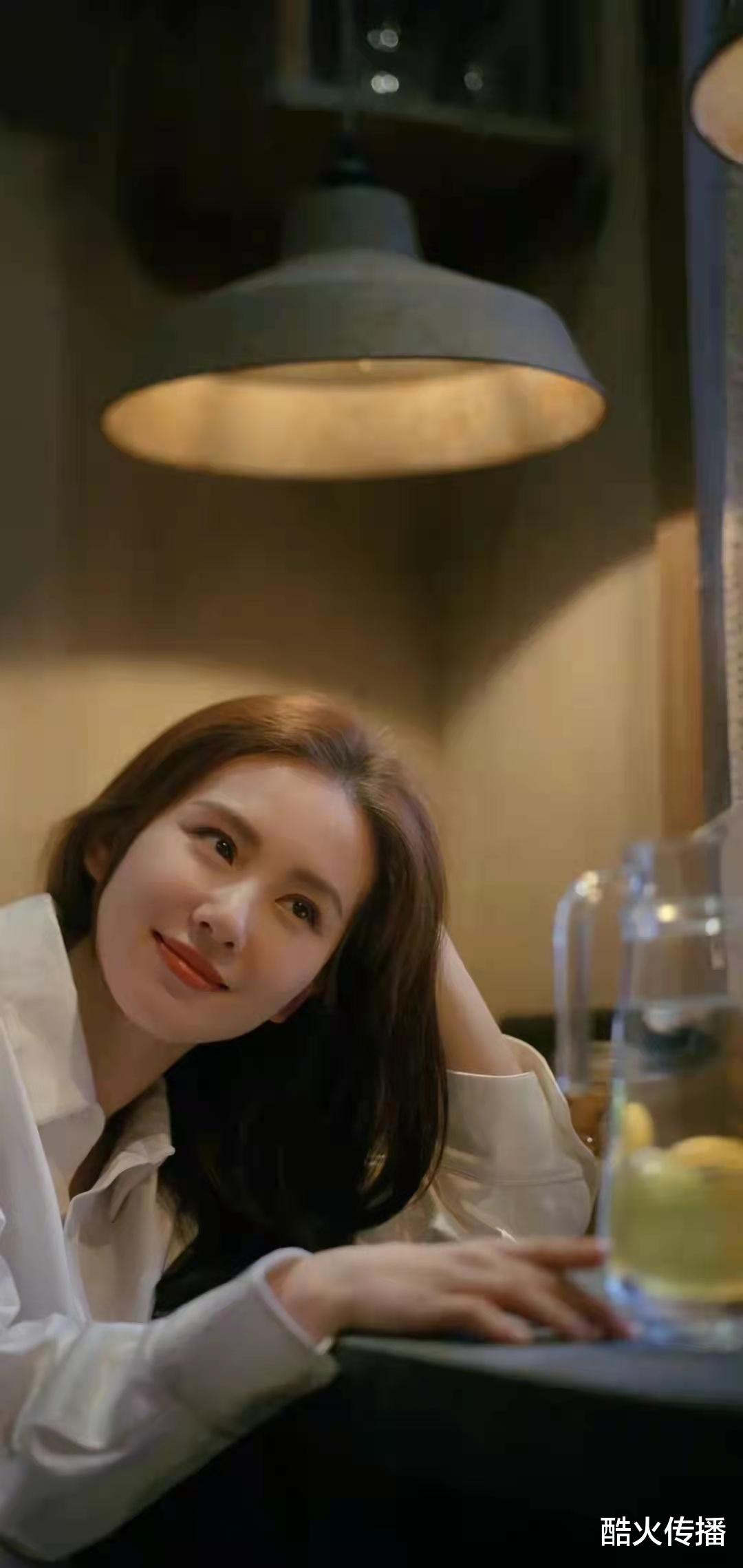 权力的游戏|刘诗诗一改往日优雅温婉的装扮，回归\诗爷\本质，露出迷人天鹅颈羡煞旁人