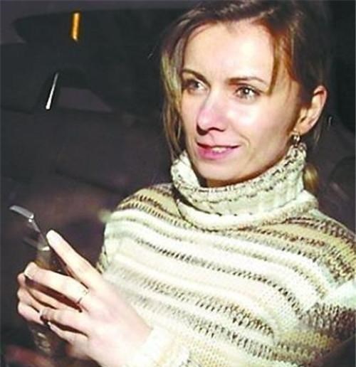 2011年,英国一女子被未婚夫设计活埋,靠一枚定情戒指爬出地面