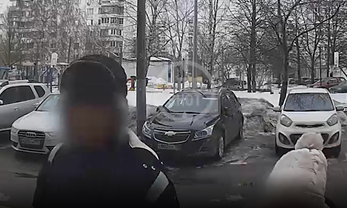 娱不加 14岁少年和女友偷尝禁果被女友家人发现，吓得从17楼跳窗，幸运捡回一条命